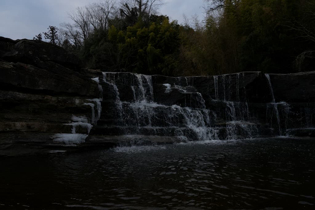 α7VのHDR設定で滝を撮影した写真。露出アンダー。