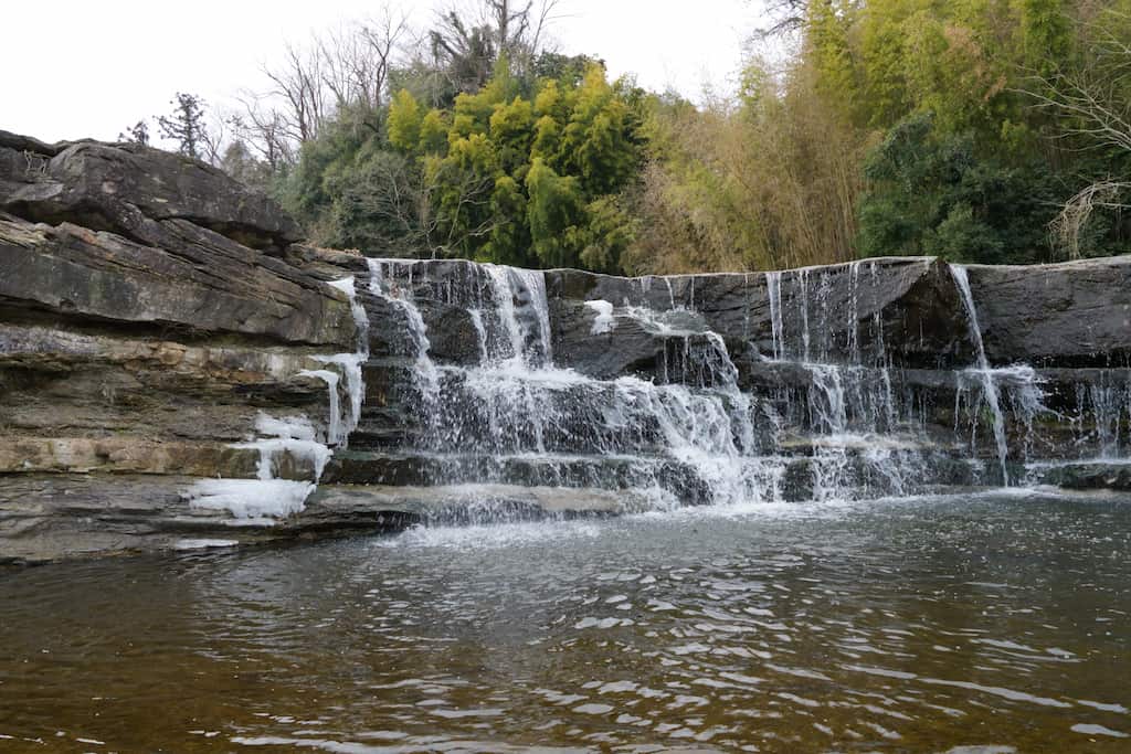 α7VのHDR設定で滝を撮影した写真。適正露出。