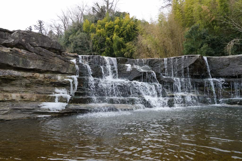 α7VのHDR設定で滝を撮影した写真。適正露出。