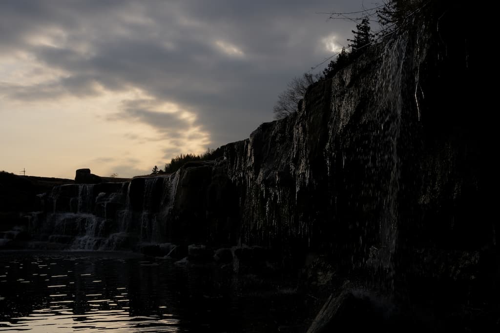 α7VのHDR設定で滝を撮影した写真。露出アンダー。