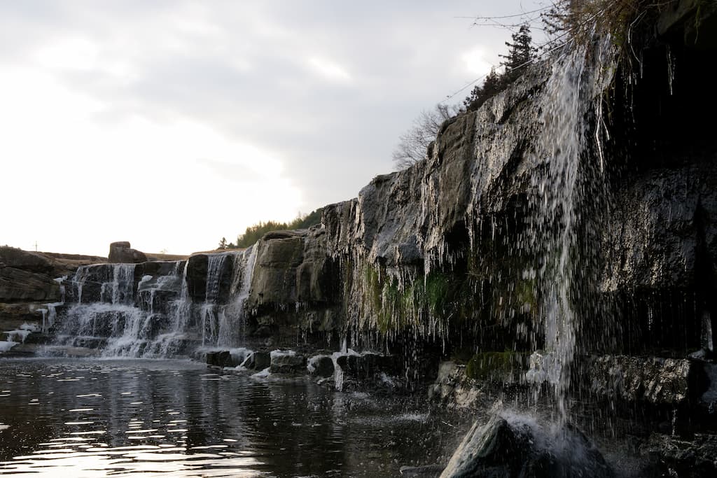 α7VのHDR設定で滝を撮影した写真。適正露出。