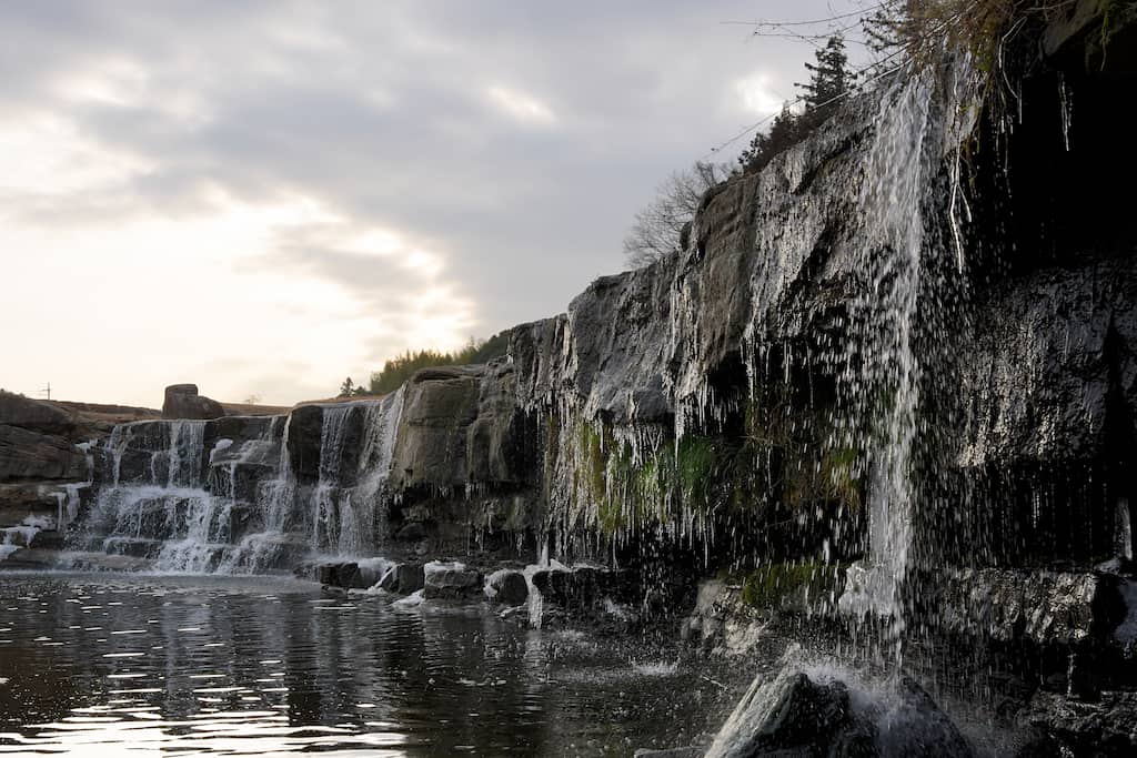 α7VのHDR設定で滝を撮影した写真。HDR用撮影画像を合成した結果の写真。