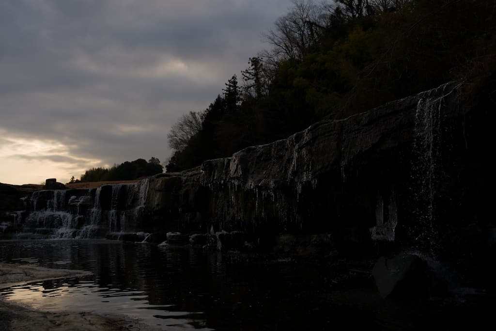 α7VのHDR設定で滝を撮影した写真。露出アンダー。