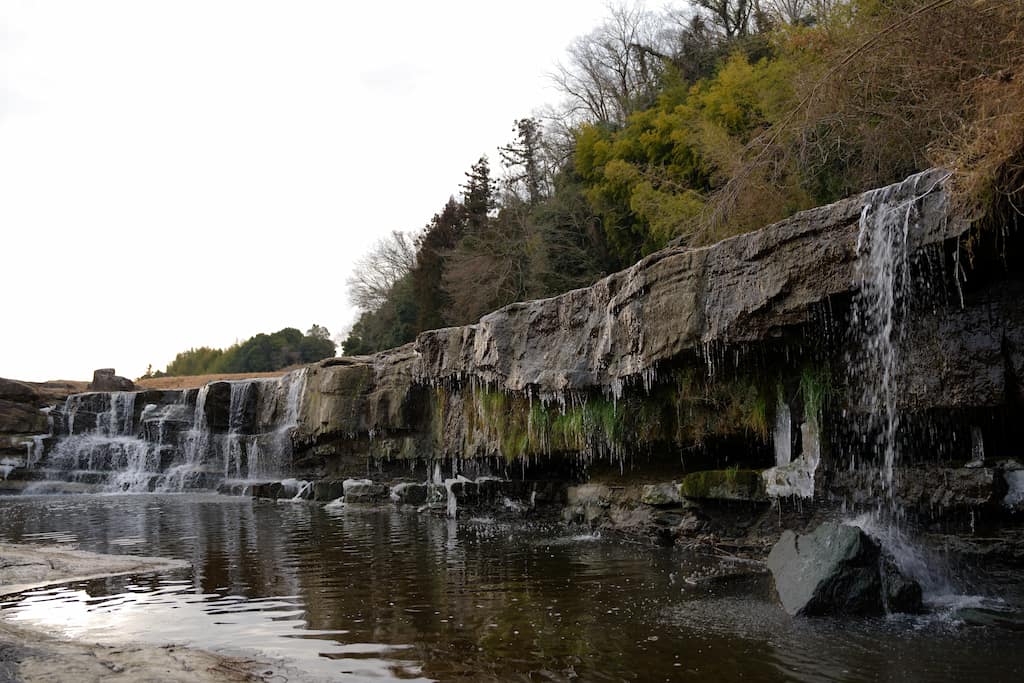 α7VのHDR設定で滝を撮影した写真。適正露出。