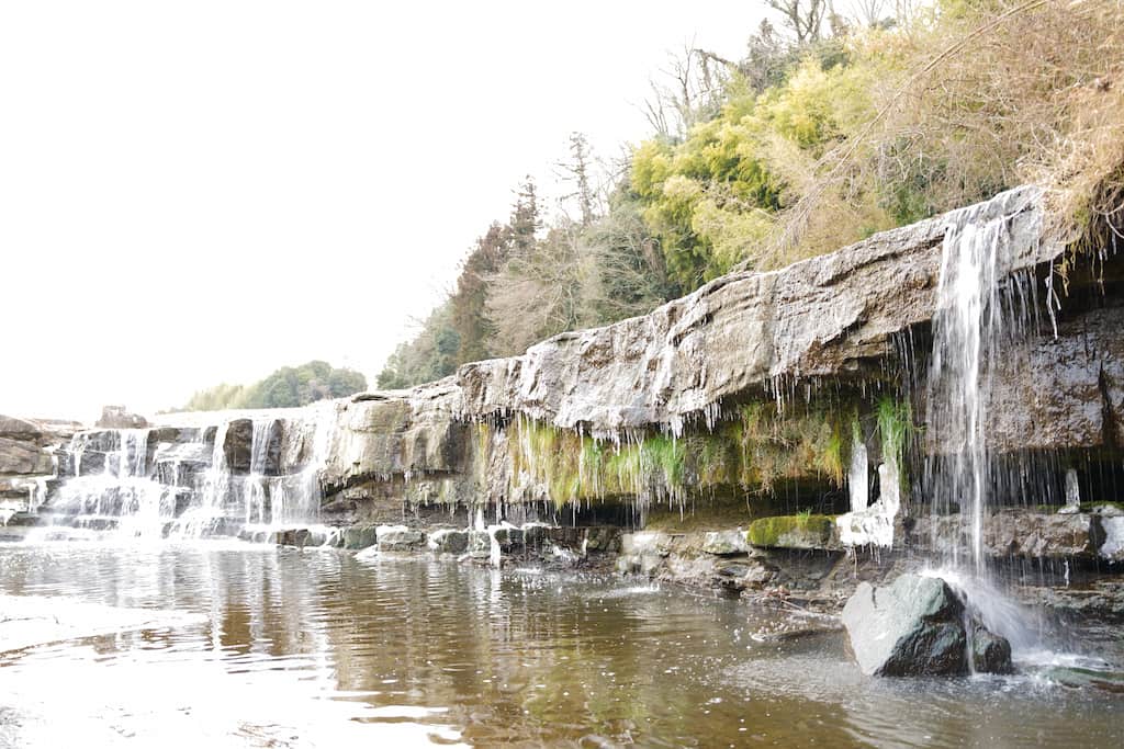 α7VのHDR設定で滝を撮影した写真。露出オーバー。