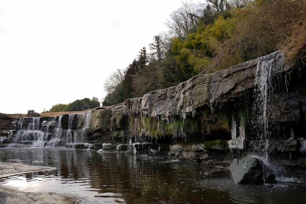 α7VのHDR設定で滝を撮影した写真。適正露出。