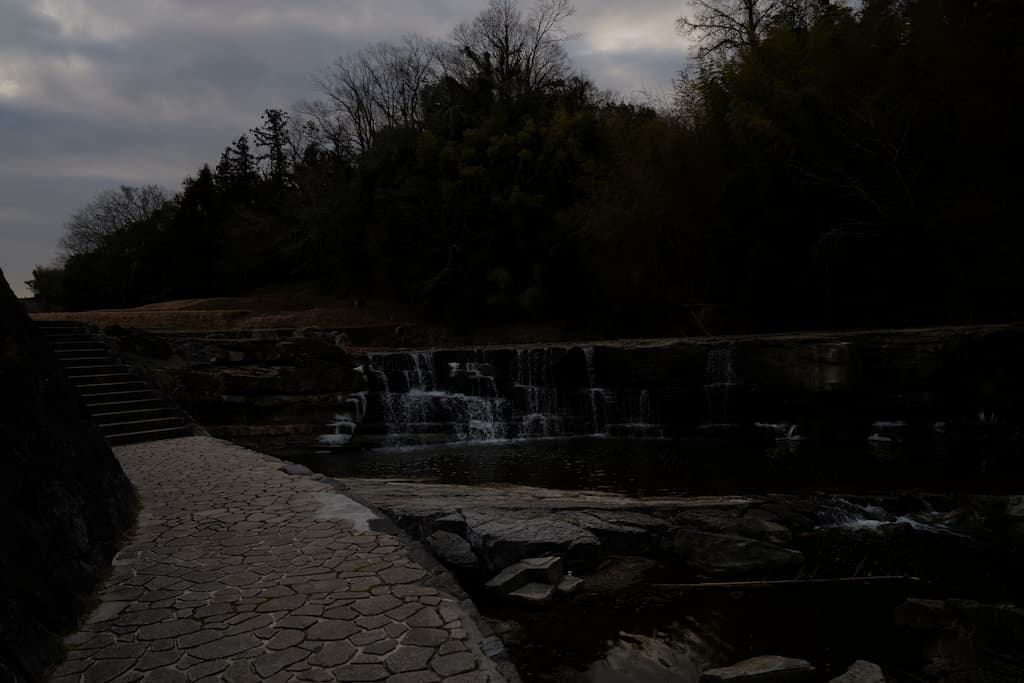 α7VのHDR設定で滝を撮影した写真。露出アンダー。