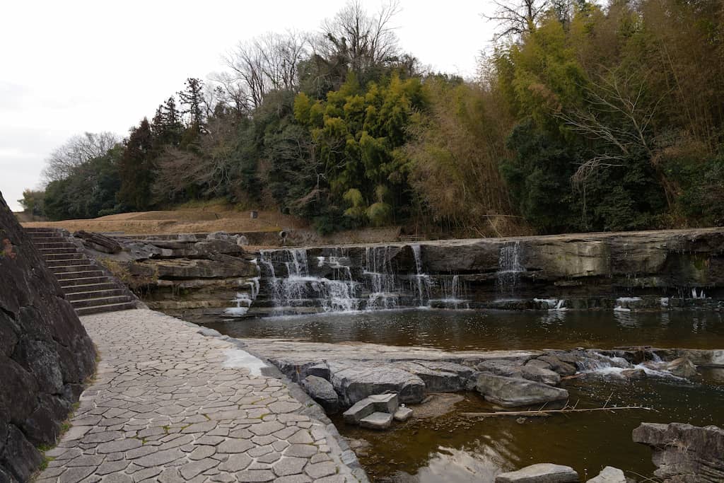 α7VのHDR設定で滝を撮影した写真。適正露出。