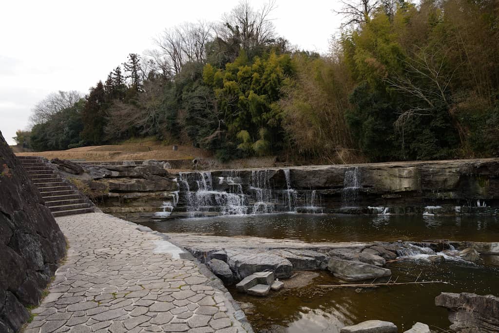 α7VのHDR設定で滝を撮影した写真。適正露出。