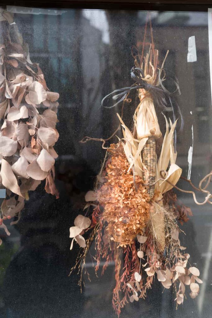 ソニーα7Vで撮影した、三宮の店にある装飾をガラス越しに撮影した写真