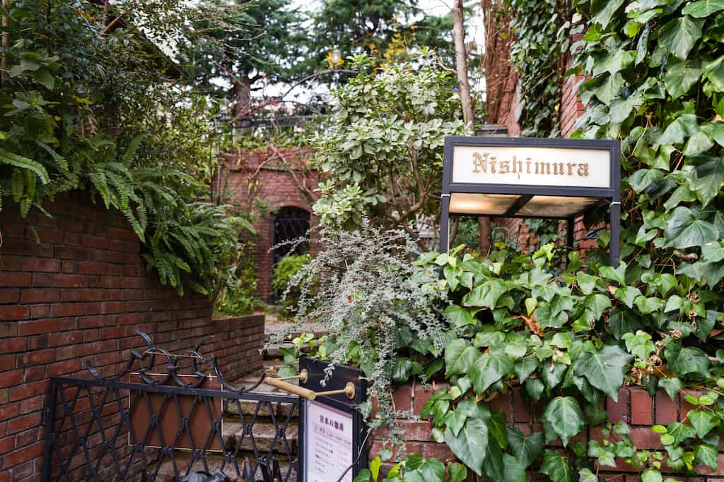 ソニーα7Vで撮影した、三宮の店の看板を撮影した写真