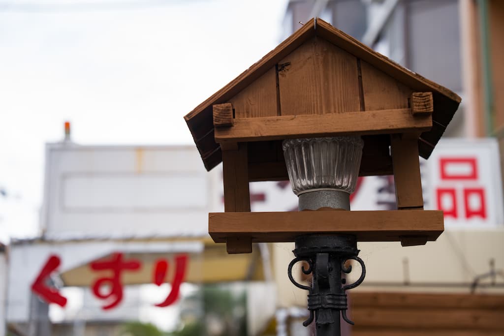 ソニーα7Vで撮影した、三宮の街角の電灯を撮影した写真