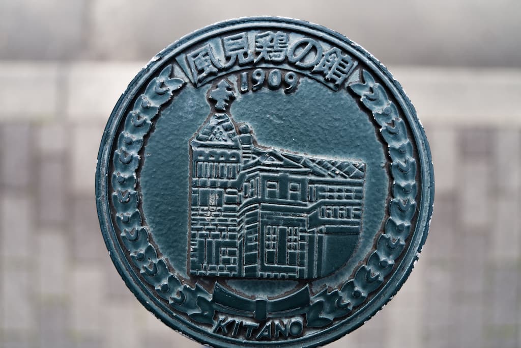 α7Vで撮影した、道路脇の柱を真上から撮影した写真