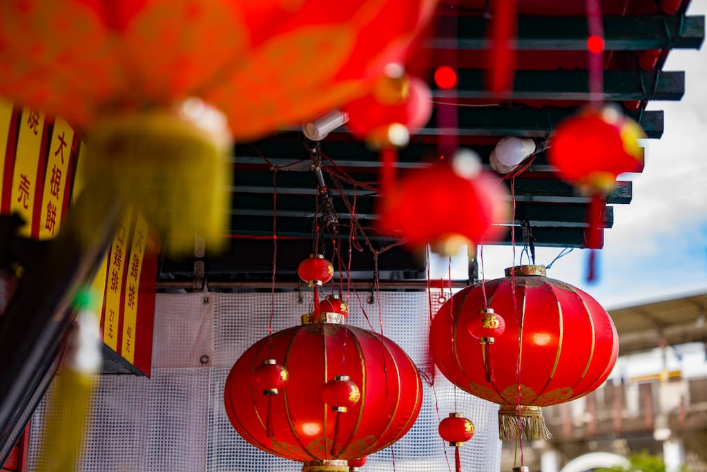 ソニーα7Vで撮影した、三宮の店に飾ってある大きめのちょうちんを撮影した写真