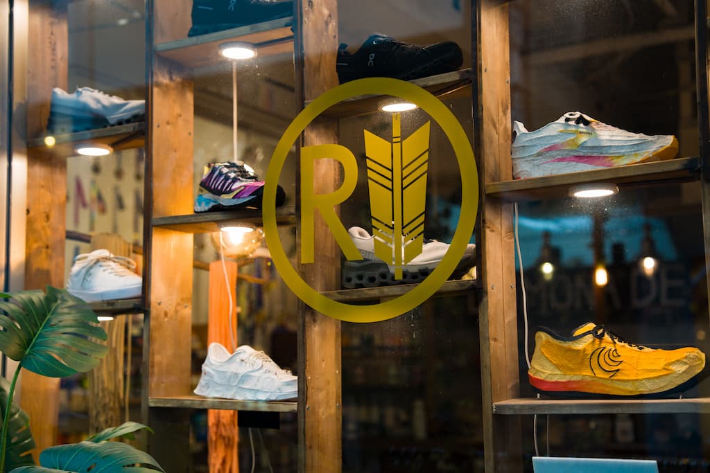 ソニーα7Vで撮影した、三宮の店のロゴを撮影した写真