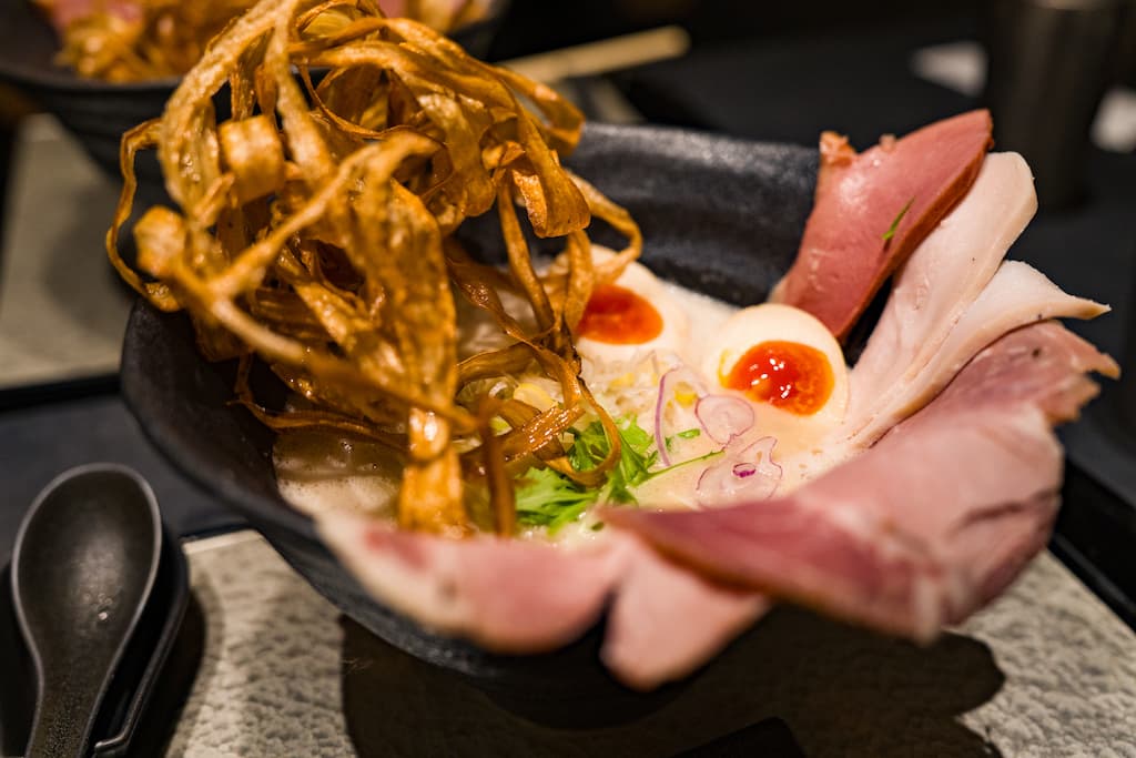 ソニーα7Vで撮影した、とんこつラーメンを撮影した写真