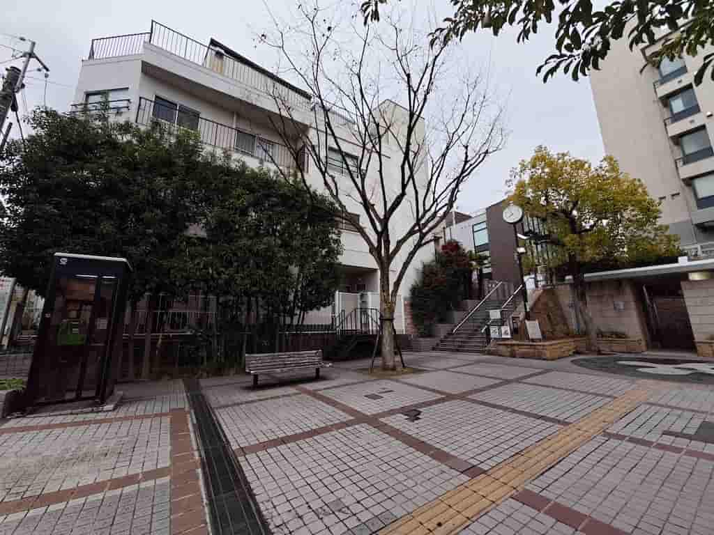 スマホで撮影した、芦屋川駅付近にある、六甲山登山のスタート地点の写真。