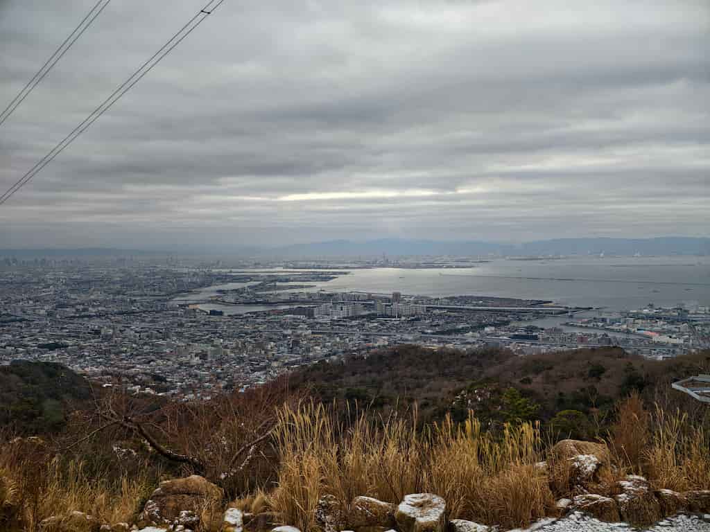 スマホで撮影した、六甲山登山途中の見晴らしのいい場所での写真