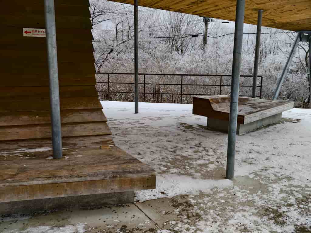 スマホで撮影した、冬の六甲山山頂にある、休憩所を撮影した写真