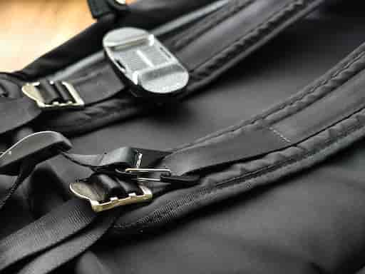 pgytechのバックパックストラップをリュックに取り付けたときの、取り付け部を拡大した写真