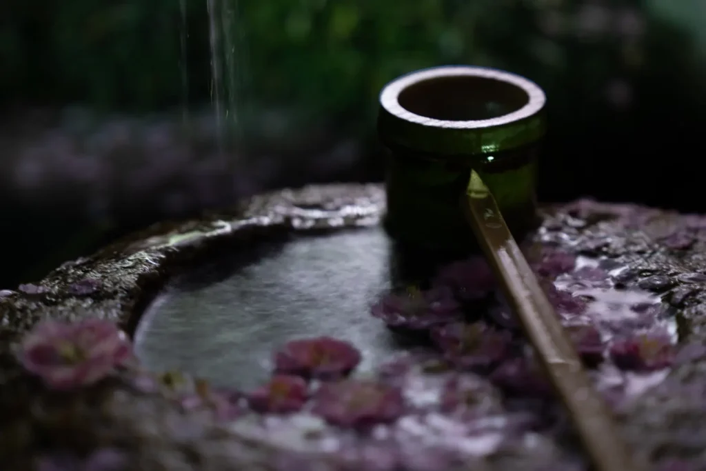 鈴鹿の森庭園の花手水を夜に撮影した写真