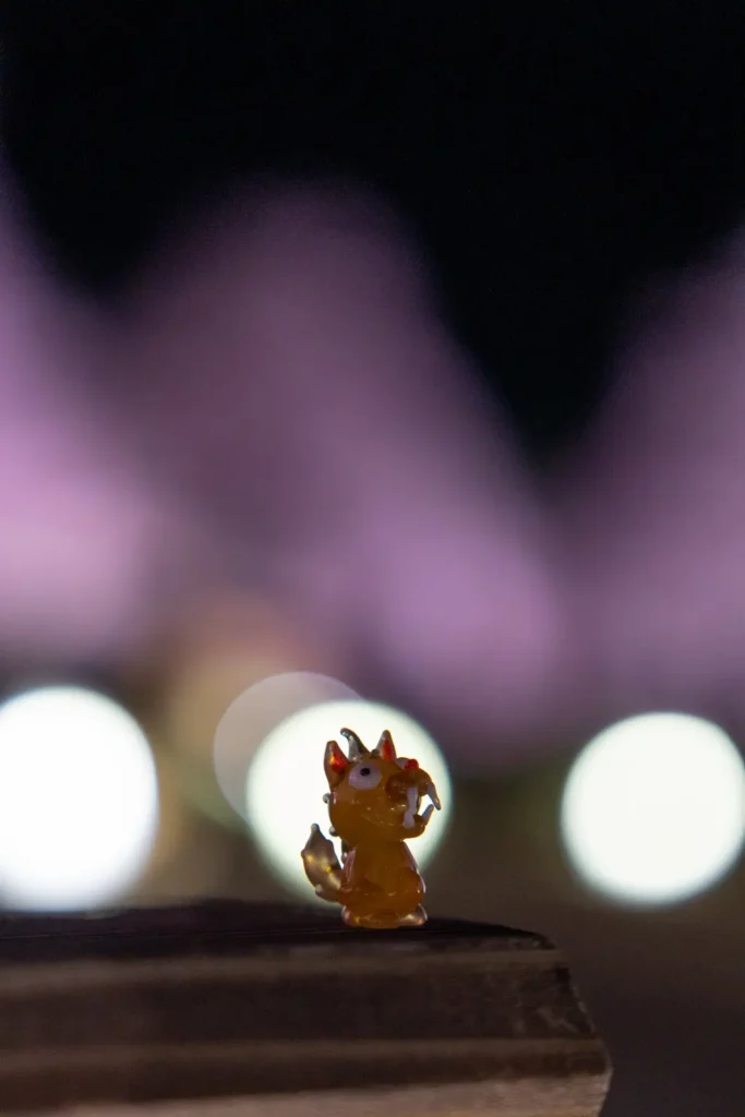 ガラス製のカプセルトイと、ライトアップの玉ボケ